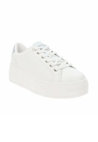Zapatilla blanca con parte superior de cuero texturizado, punta redonda y cierre de cordones plano. Suela blanca gruesa y un sutil logo en el costado.