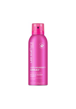 Roze metallic sprayfles met een pompkap, gelabeld "Anti-Humidity Spray." Inhoud van 200 ml, met symbolen voor veganistisch en diervrij.