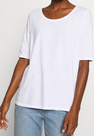 Hvid kortærmet t-shirt lavet af let vævning. Har en rund halsudskæring og en afslappet pasform, med en let struktureret overflade.