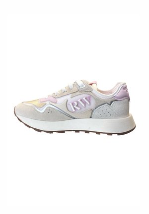 Baskets en suède gris avec des accents brillants. Présente des détails pastel roses, une semelle rembourrée et un logo cousu. Design accrocheur avec plusieurs textures.