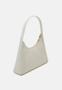Borsa in pelle grigia chiara con manico curvo, forma angolare, chiusura superiore con zip e un logo sottile impresso su un lato.