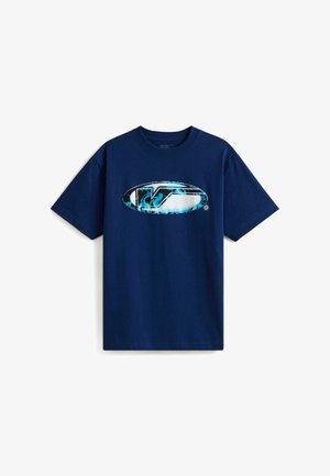 Camiseta de algodón azul marino con un gran logo ovalado gráfico en azul y blanco con elementos de diseño abstracto en el frente. Manga corta.