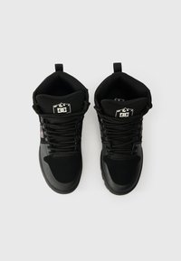 Μαύρα ψηλά αθλητικά παπούτσια με υφή, ενισχυμένη μύτη, δέσιμο με κορδόνια και λογότυπο στην γλώσσα. Λείες και ανθεκτικές �υλικά.