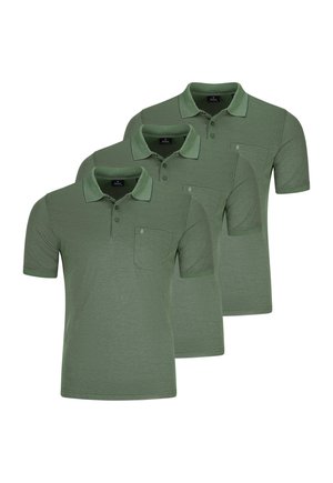 Drei olivgrüne Poloshirts mit kurzen Ärmeln, Kragen und Brusttaschen vorne, überlappend auf einem weißen Hintergrund angeordnet.
