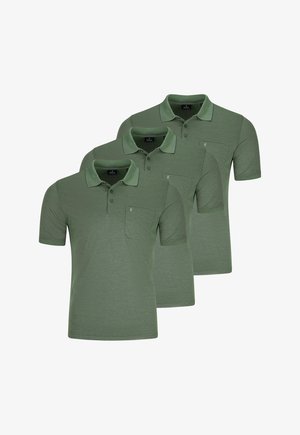 Drie olijfgroene polo's met korte mouwen, kraag en borstzakken aan de voorkant, overlappend gerangschikt op een witte achtergrond.