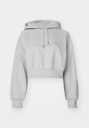 Grå kortärmad hoodie gjord av mjukt tyg, med en framficka, dragsko till huvan och ribbade manschetter. Diskret logotyp på bröstet.