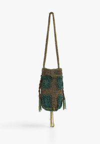 Bolso de cuentas con una correa trenzada, que presenta patrones en tonos verde azulado y marrón, superficie texturizada y borlas en la base. Diseño compacto y único.