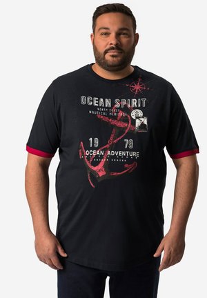 Camiseta de manga corta negra con acentos rojos, con gráficos de temática náutica, incluyendo un ancla y una brújula, etiquetada como "ESPÍRITU OCEÁNICO".