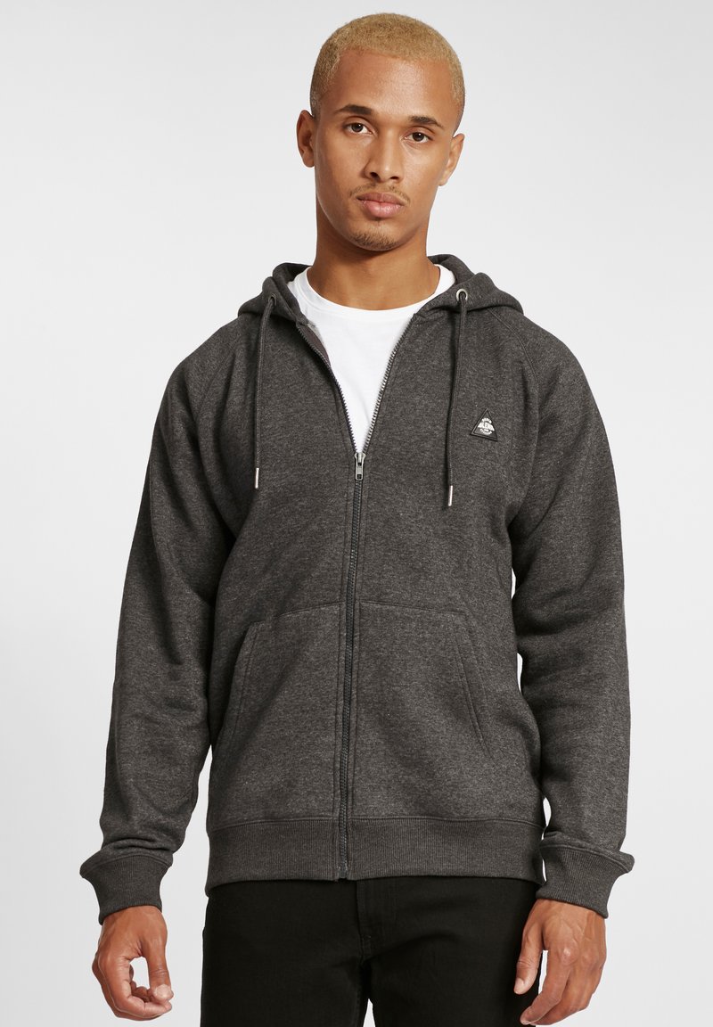 Sivi zip-up dukserica s kangaroo džepom, kapuljačom sa vrpcom, rebrastim manžetama i malim logotipom na grudima. Materijal od mješavine pamuka.