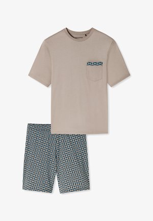 Beige t-paita, jossa on lyhyet hihat ja kuvioitu tasku, yhdistettynä kuvioituihin sinisiin shortsseihin, joissa on geometrinen design vaaleassa kermassa.