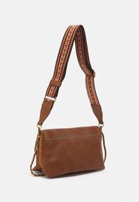 Brun læder crossbody-taske med en flettet rem med chevron-mønstre i orange og hvid. Inkluderer dekorative syninger og en kædeaccent.