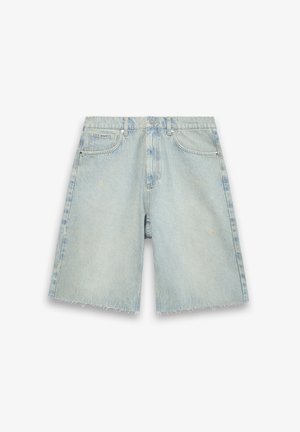 Jasnoniebieskie szorty dżinsowe z postrzępionym dołem, standardowymi kieszeniami i luźnym krojem z wyblakłymi obszarami dla uzyskania wytartego wyglądu. Brak widocznych logo.