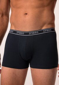 Boxer briefs blu scuro realizzati in tessuto morbido, con una vita nera che presenta il marchio "JP1880" in bianco. Design aderente e texture liscia.