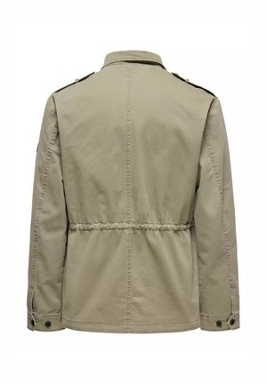 Chaqueta caqui con cintura ajustada, mangas largas y hombreras. Hecha de un tejido ligero con una textura suave.