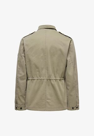 Giacca khaki con vita cintrata, maniche lunghe e spalline. Realizzata in un tessuto leggero con una texture liscia.