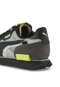 Svart och grå sneaker med en texturerad mocka- och mesh-övre del, neongröna accenter, vadderad krage och en hållbar gummisula.