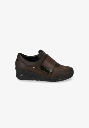 Scarpa casual marrone con suola nera, dotata di una ampia fascia in velcro e con texture in pelle e tessuto miste.