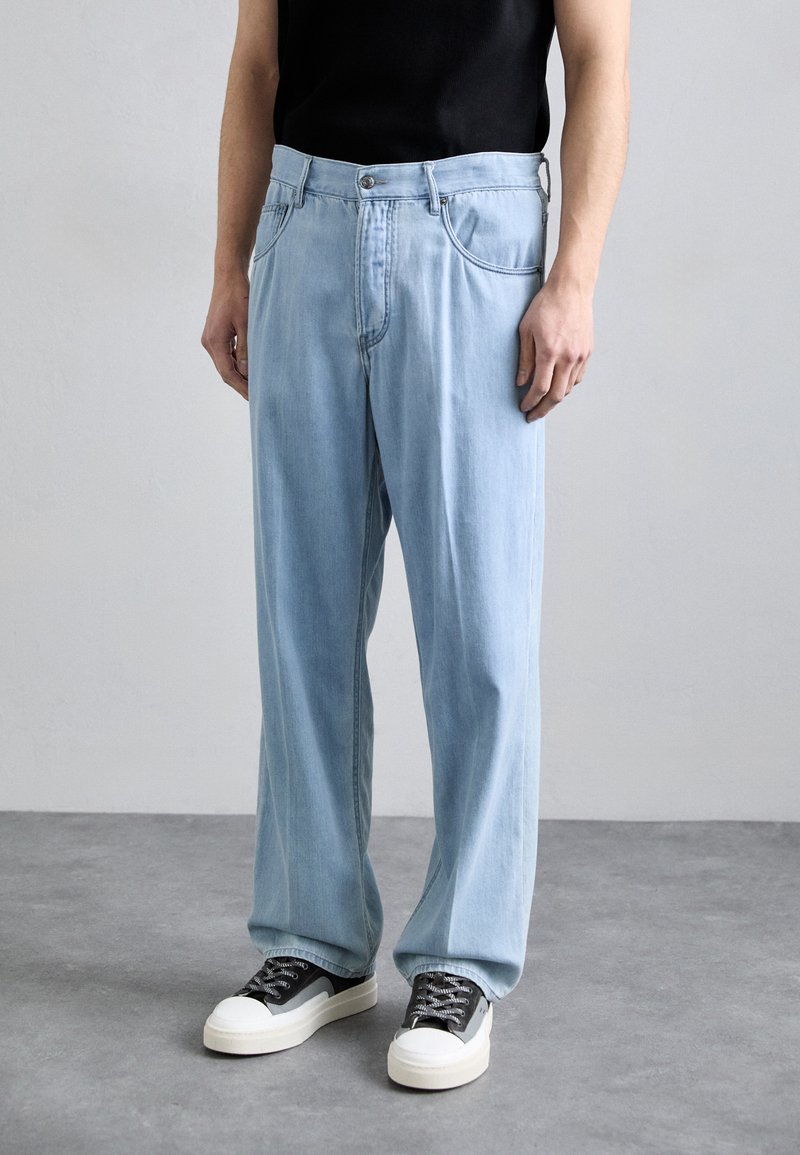 Emporio Armani - 5 POCKETS PANT - Jeans relaxed fit - light blue denim, Forstørre