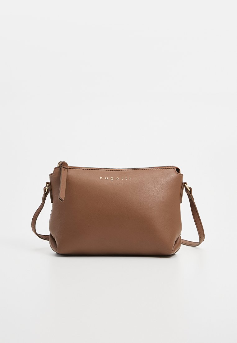 Borsa a tracolla in pelle marrone con una texture liscia, chiusura con zip e un branding sottile in oro. Presenta una tracolla regolabile per maggiore versatilità.