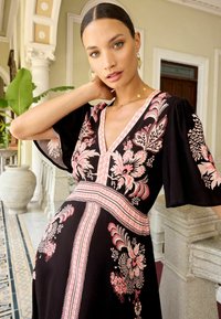 Love & Roses PRINTED V NECK HANKY - REGULAR FIT - Denné šaty - pink and black