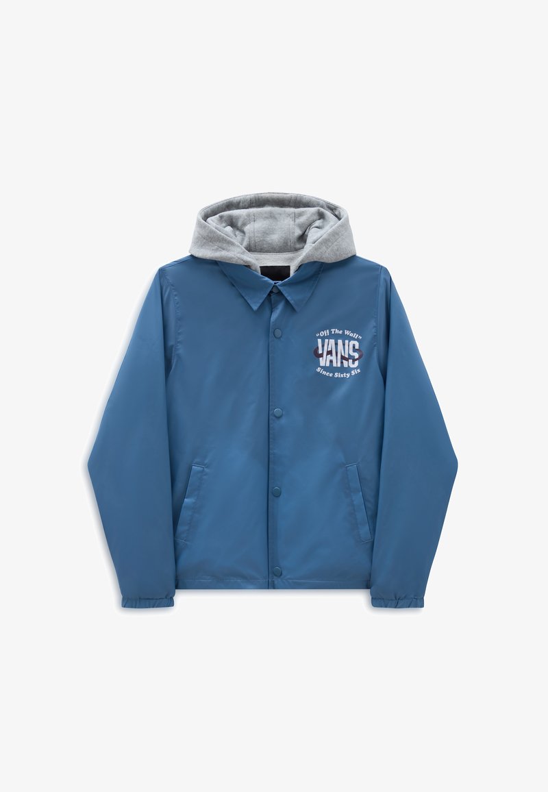 Sininen kevyt takki, jossa on harmaa huppu, napilla suljettava etuosa, kaksi sivutaskua ja vasemmalla puolella oleva graafinen "VANS"-logo.