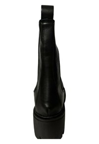 Botín de cuero negro hasta el tobillo con parte trasera redondeada, paneles laterales elásticos y suela gruesa. Textura suave con un diseño minimalista.