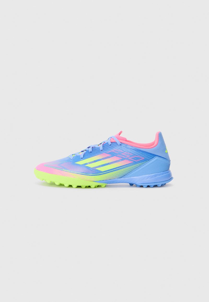 Sportliche Schuhe in Blau, Pink und Neongrün. Sie verfügen über ein strukturiertes Obermaterial, ein elegantes Design und eine geformte Gummisohle für besseren Halt.