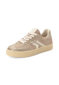 Beige und gold glitzernder Sneaker in niedriger Ausführung mit cremefarbenen Schnürsenkeln, strukturierter Sohle und weißen Streifenakzenten an der Seite.