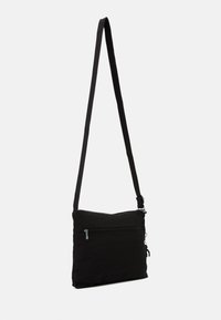 Schwarze Umhängetasche aus Stoff, mit einem Reißverschlussfach und einem verstellbaren Trageriemen. Einfaches Design mit flacher Form.