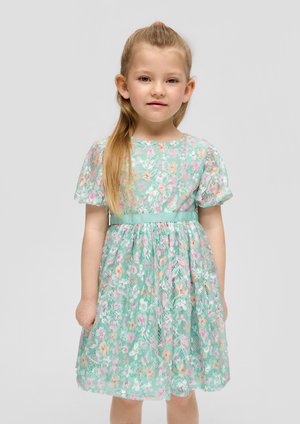 Hellgrünes Blumenkleid mit kurzen Puffärmeln, transparenter Spitzenüberlage und geraffter Taille. Mit rosa und gelben Blumenmustern durchzogen.