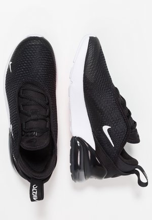 Paire de baskets Nike Air Max 270 noire et blanche avec dessus en mesh, semelle à air visible et logos Nike swoosh blancs.