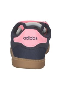 Granatowo-różowy but sportowy z teksturowaną tylną częścią, z logo adidas, gumową podeszwą i wyściełanym wnętrzem dla komfortu.