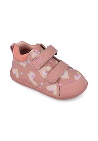 Zapato de niña pequeño en color rosa con un exterior sintético suave, que presenta un patrón de llamas y corazones. Tiene dos correas de Velcro y una suela de goma.
