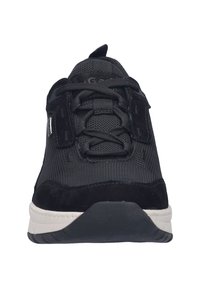 Czarne sneakersy z siateczkową cholewką, zamszowymi akcentami, sznurowaniem i wyściełaną białą podeszwą, zaprojektowane z myślą o komforcie i wsparciu.