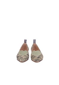 Ballerine con tomaia con stampa zebra, strisce beige e nere, accentuazione a forma di cuore in suede verde sulla punta e fodera rosa chiaro. Design con suola piatta.