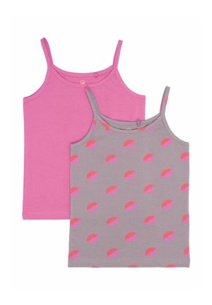 Zwei Tanktops für Frauen: eines in einfarbigem Pink, das andere grau mit einem wiederholten pinken Lippenmuster. Beide haben dünne Träger und ein tailliertes Design.