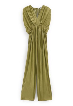 Combinaison ample plissée vert olive avec décolleté en V profond et détail froncé à la taille sur fond blanc.