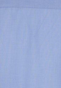 Ljusblå bomullstyg med en subtil textur. Slät yta utan synliga mönster eller detaljer. Jämnt färgad genom hela tyget.