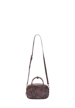 Ssnake-mønsteret taske i burgundy og sort, lavet af syntetisk materiale. Har et top håndtag og en justerbar skulderrem.