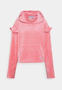 Sudadera rosa de terciopelo con un bolsillo canguro, acentos de volante en los hombros y un logotipo de corazón bordado en la esquina inferior. Textura suave.