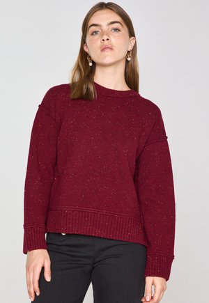 Maglione a maglia color bordeaux con orlo e polsini a coste, caratterizzato da fili di colore sparsi. Progettato con una vestibilità comoda e scollatura rotonda.