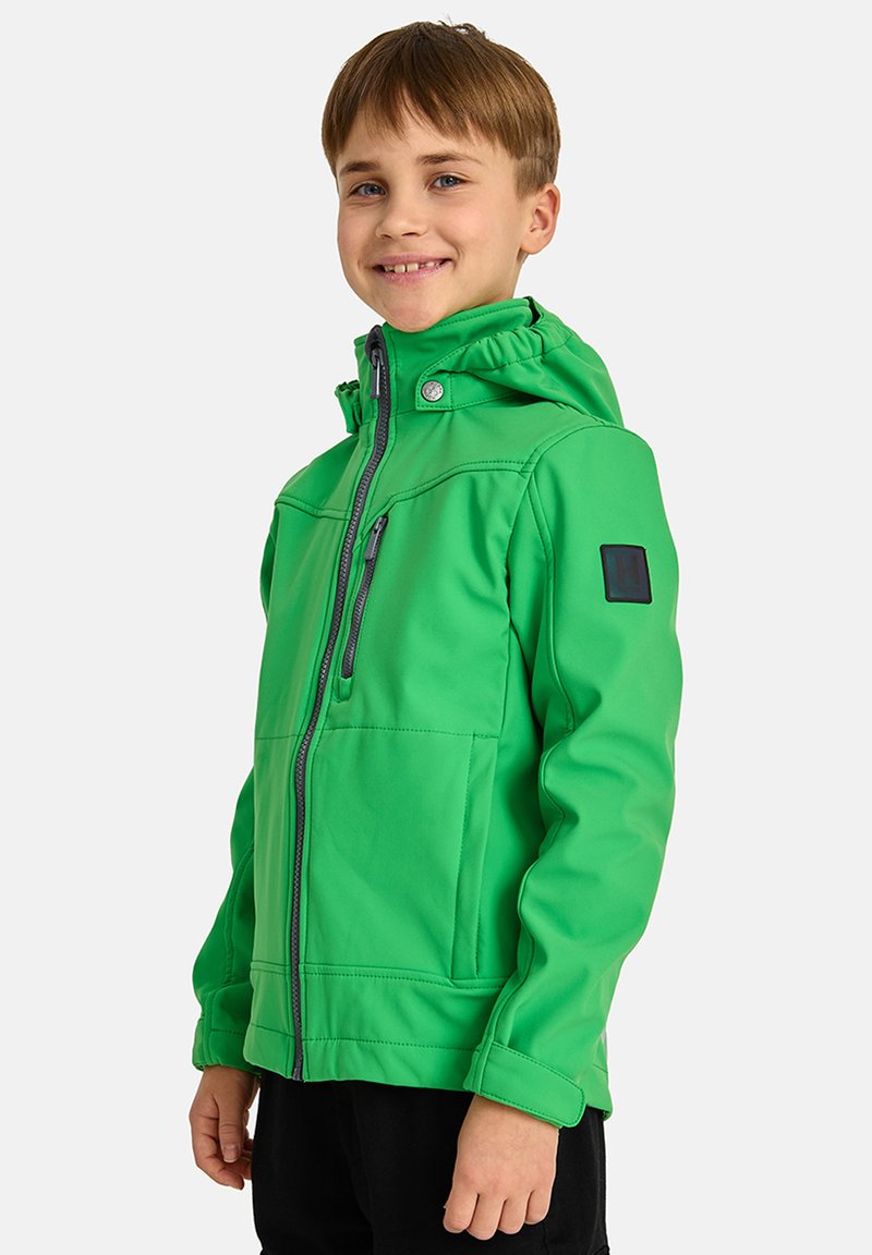 Giacca softshell verde con cappuccio, frontale con zip, polsini elasticizzati e una toppa sulla manica. Presenta cuciture in contrasto e tasche laterali.