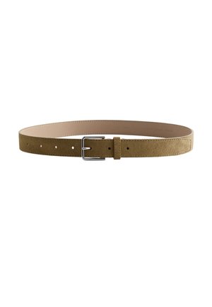 Bruine suède leren riem met zilverkleurige rechthoekige gesp en meerdere verstelgaten, plat weergegeven op een witte achtergrond.