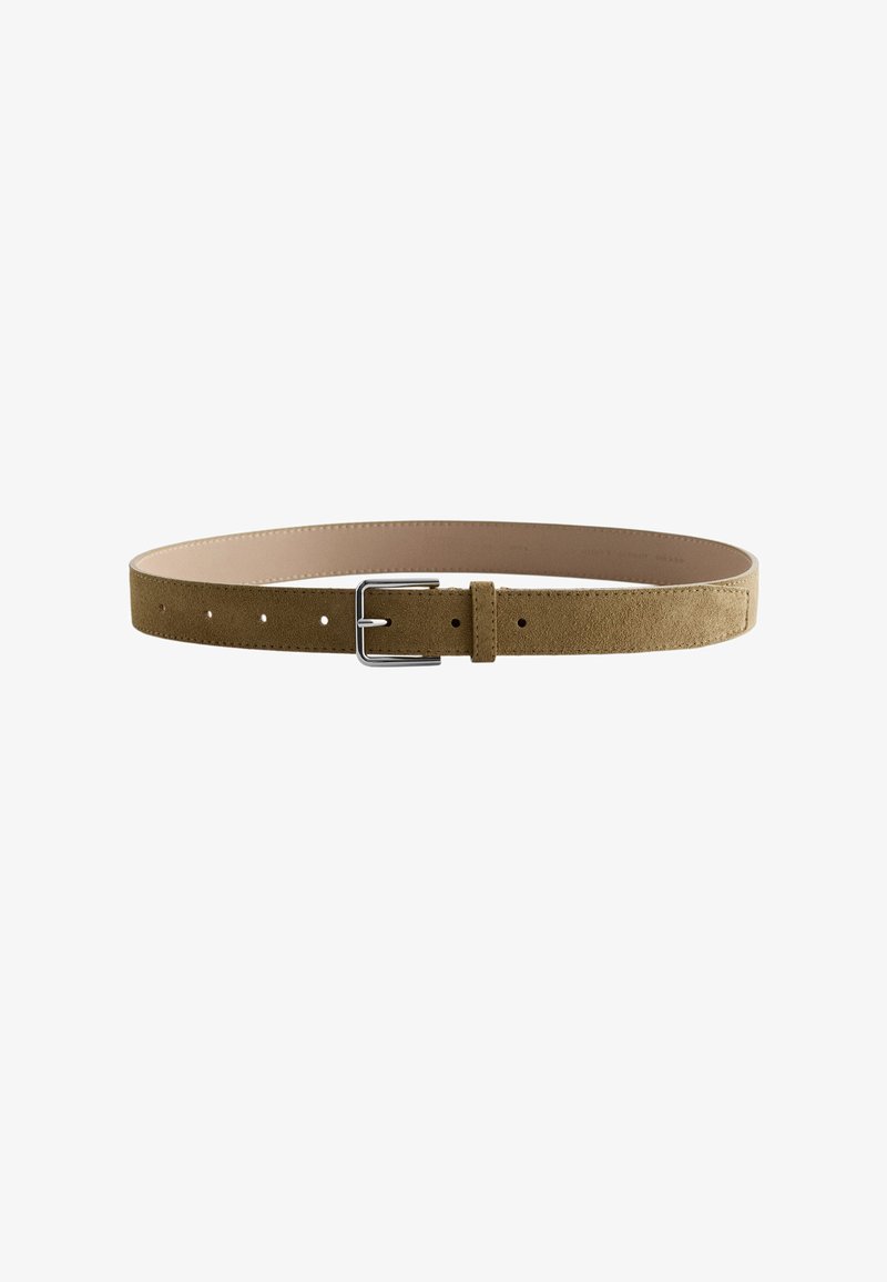 Ceinture en cuir suédé marron avec boucle rectangulaire en argent et plusieurs trous de réglage, présentée à plat sur un fond blanc.