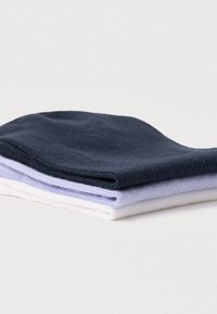 Tři páry ponožek v námořnické modři, světle fialové a bílé barvě. Vyrobené z měkké pletené tkaniny s hladkou texturou a rovnoměrnými švy.