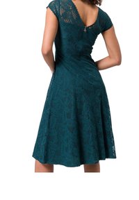 Robe en dentelle teal avec un corsage ajusté et une jupe évasée. Dotée de manches courtes et d'un dos en keyhole avec une fermeture éclair. Motif texturé de feuilles sur l'ensemble.