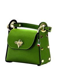 Groene leren handtas met een textuur oppervlakte, gouden bijaccent en decoratieve gouden hardware. Voorzien van een korte handgreep en gestifte zijkant.