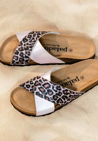 Sandali slide con tomaia in pelle sintetica bianca e una fascia in stampa leopardata rosa, dotati di una soletta imbottita marrone e suola nera testurizzata.