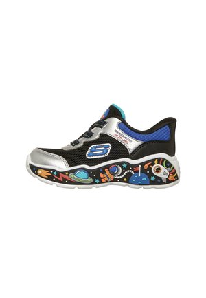 Zapatilla deportiva Skechers de tipo slip-on en negro y plata con detalles azules y diseños coloridos con temática espacial en la suela que incluyen planetas, astronauta y cohete.