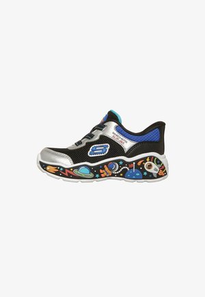 Zapatilla deportiva Skechers de tipo slip-on en negro y plata con detalles azules y diseños coloridos con temática espacial en la suela que incluyen planetas, astronauta y cohete.